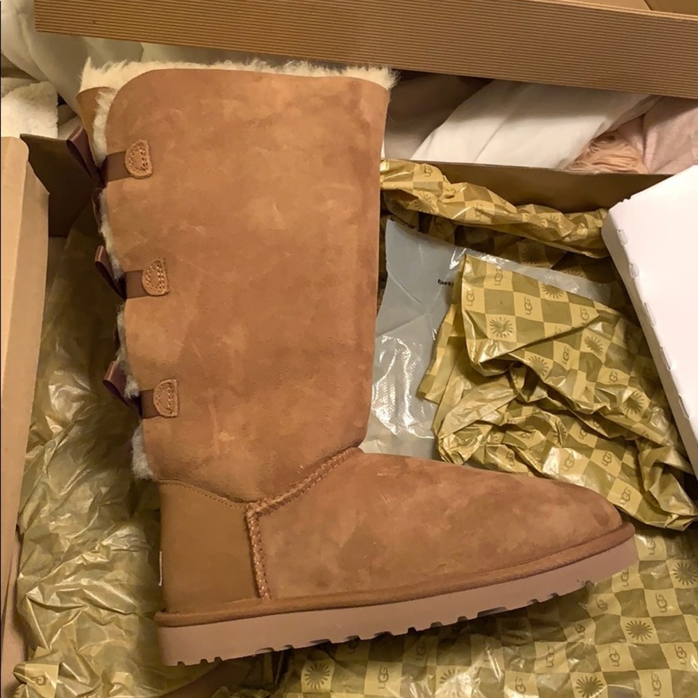 Women’s Bailey Bow Uggs Tall- Size 7 (Never Worn)